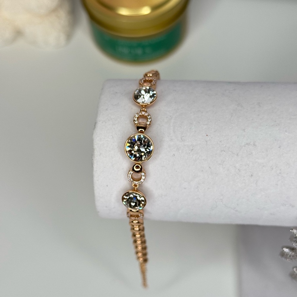 Elegant Gold Bracelet with Crystal Accents